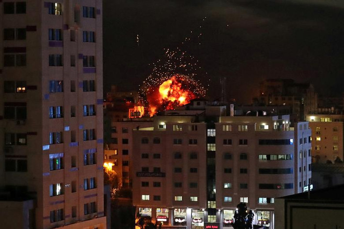 Theo hãng thông tấn Reuters, các vụ không kích lẫn nhau giữa Quân đội Israel và lực lượng vũ trang tại Gaza vẫn tiếp diễn trong bối cảnh xung đột Israel-Palestine lại bùng phát dữ dội. (Nguồn ảnh: Reuters)