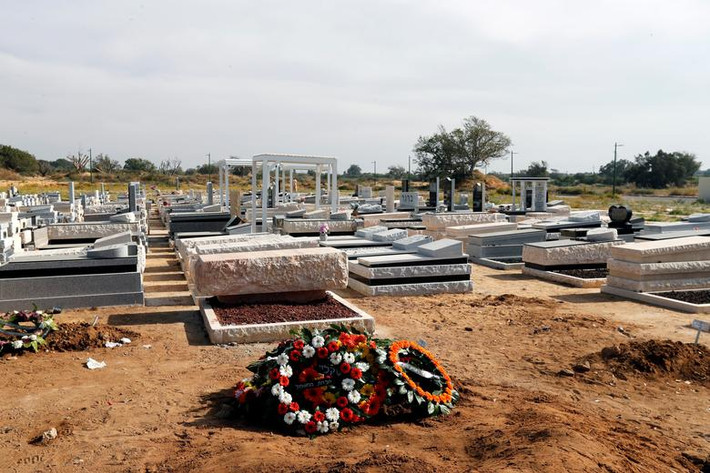Vòng hoa được đặt tại ngôi mộ của Moshe Agadi, một người đàn ông Israel thiệt mạng sau khi nhà của ông trúng đạn pháo ở thành phố Ashkelon ngày 5/5.