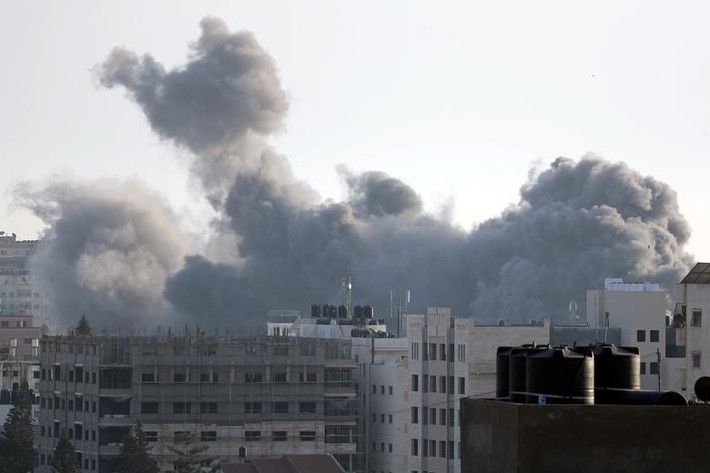 Khói đen bốc lên sau một cuộc không kích của Israel nhằm vào thành phố Gaza hôm 5/5.