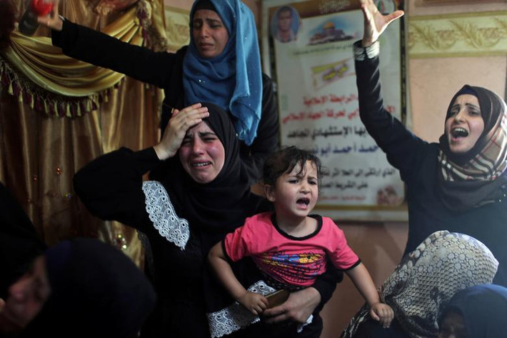 Người thân của Raed Abu Tair, một người Palestine thiệt mạng trong cuộc biểu tình tại biên giới Israel-Gaza, đau buồn trong lễ tang của ông ở phía nam Dải Gaza ngày 4/5.
