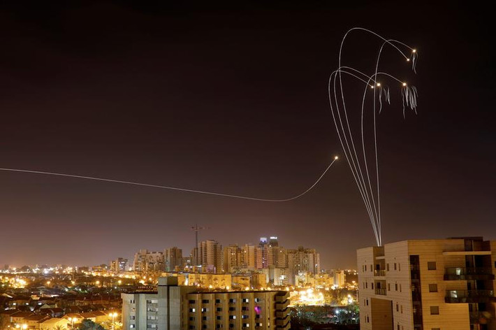 Quan chức Gaza và Quân đội Israel cho biết, loạt đạn pháo nã từ phía Dải Gaza đã khiến 4 dân thường ở Israel thiệt mạng trong khi các cuộc không kích của Israel đã cướp đi sinh mạng của 19 người Palestine, trong đó có hơn một nửa nạn nhân là dân thường.