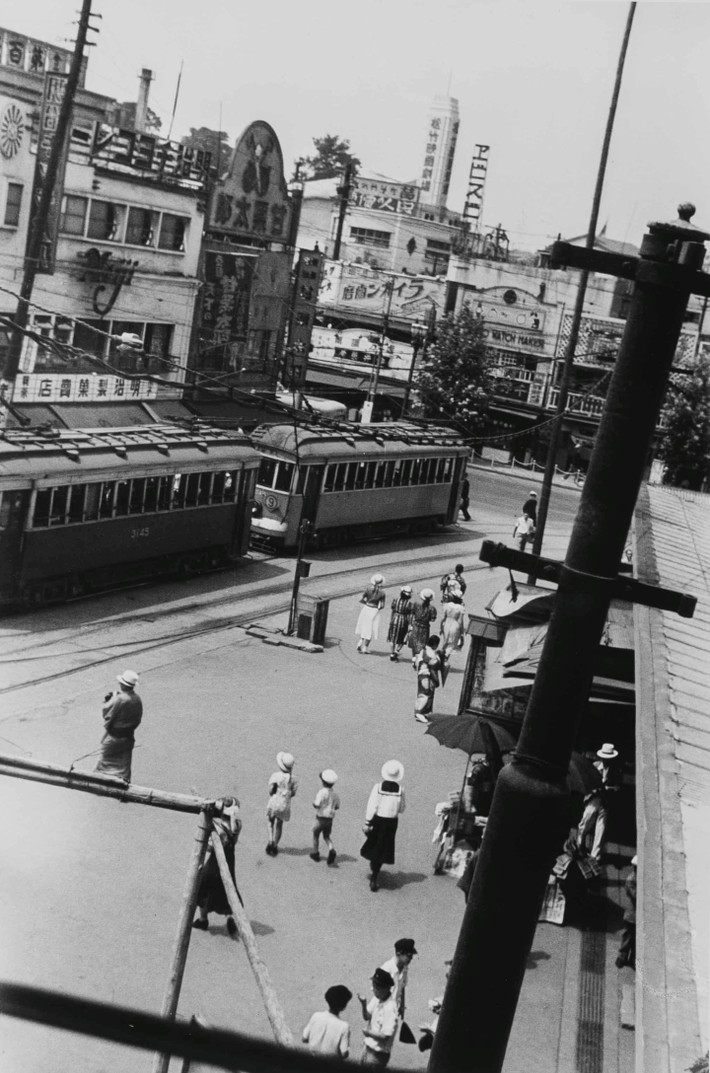 Buổi sáng ngoài bến tàu Ueno năm 1936. Cha mẹ Kuwabara là chủ tiệm cầm đồ. Khi còn nhỏ, ông tự học nhiếp ảnh và thường cầm máy ảnh đi lang thang trên phố Tokyo. Ảnh: Kineo Kuwabara.