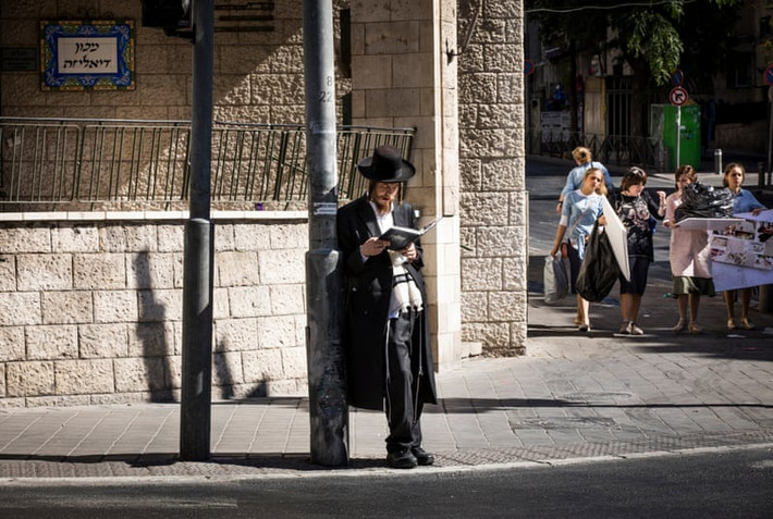 Jerusalem là một trong những thành phố lâu đời nhất trên thế giới và được coi là linh thiêng đối với ba tôn giáo chính khởi nguồn từ Abraham - Do Thái giáo, Kitô giáo và Hồi giáo. Ảnh: The Guardian.
