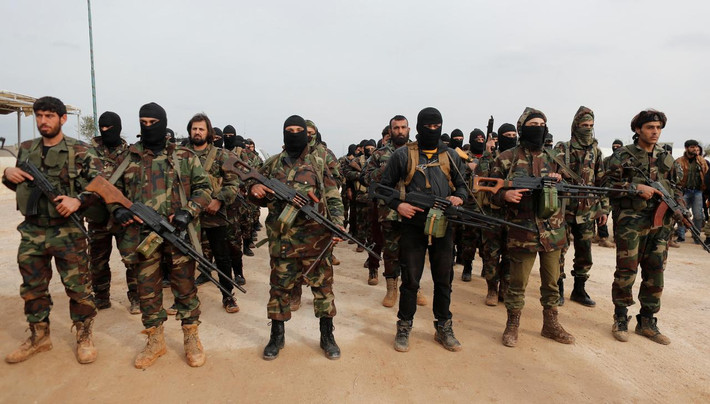 Cùng lúc, hàng trăm tay súng FSA cũng tiến quân về Idlib để tới các mặt trận ở Hama. Các chiến binh FSA đã di chuyển từ Izaz, Jarablus, Al-Bab và Afrin ở phía bắc và đông bắc Aleppo. Ảnh: Reuters.