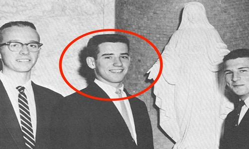 Cựu Phó Tổng thống Mỹ Joe Biden đã chính thức đưa ra tuyên bố sẽ tham gia cuộc đua vào Nhà Trắng năm 2020 trong một video được đăng trên Twitter cá nhân ngày 25/4/2019. Theo Insider, ông Biden từng là vận động viên tài năng trong trường cấp ba. Ảnh: Ông Joe (khoanh tròn) chụp ảnh với những người bạn cùng lớp tại Học viện Archmere. Ông tốt nghiệp vào năm 1961.