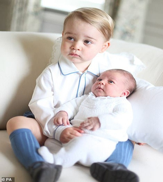 Charlotte được anh trai, Hoàng tử nhí George, bế hồi giữa tháng 5/2015.