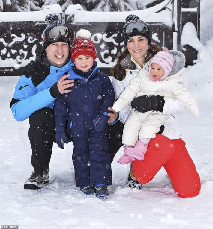 Tiểu Công chúa Charlotte, khi đó 10 tháng tuổi, được mẹ bế trên dãy núi Alps của Pháp hồi tháng 3/2016.