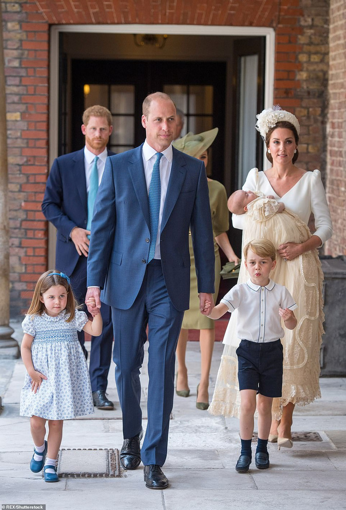 Tiểu Công chúa Charlotte và anh trai, Hoàng tử nhí George, được cha, Hoàng tử William, dắt tay tới Cung điện St James để dự lễ rửa tội cho em trai, tiểu Hoàng tử Louis năm 2018. Mời độc giả xem thêm video: Bốn thế hệ Hoàng gia Anh cùng chụp ảnh sau 120 năm (Nguồn: VTC14)