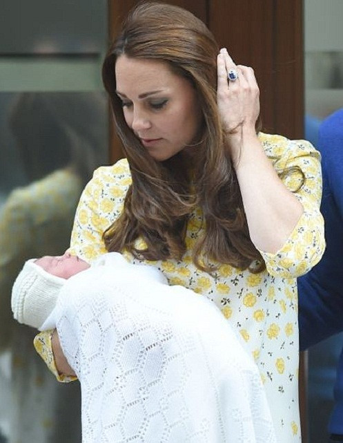 Công nương Kate bế con gái trên tay trong lễ rửa tội của Charlotte tại nhà thờ St Mary Magdalene, Sandringham, tháng 7/2015.