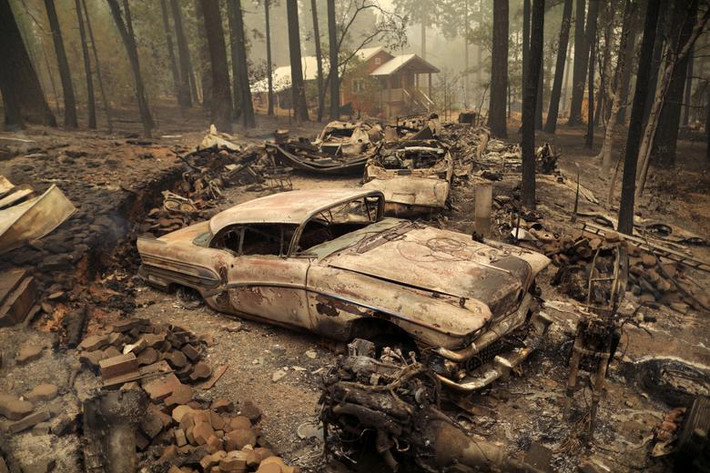 Đám cháy Dixie thiêu rụi các phương tiện ở Indian Falls, bang California, ngày 26/7.