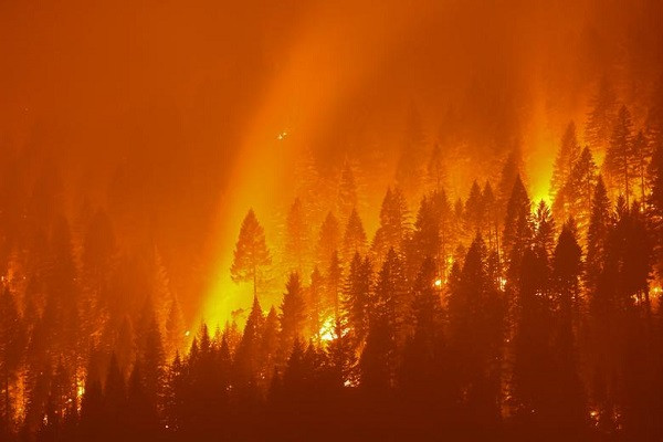 Đám cháy Dixie khiến bầu trời đêm ở Taylorville, bang California (Mỹ), đỏ rực ngày 27/7. Được biết, đây là vụ cháy rừng lớn thứ hai trong lịch sử tại bang California. (Nguồn ảnh: Reuters)