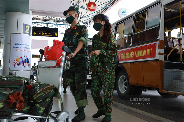 Trưa 21/8, tại Sân bay quốc tế Nội Bài, 295 cán bộ, bác sĩ, học viên của Học viện Quân y có mặt tại sân bay vào TPHCM tăng cường phòng, chống dịch COVID-19.