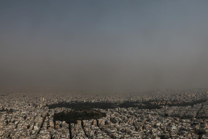 Khói từ cháy rừng bao trùm thủ đô Athens hôm 4/8.