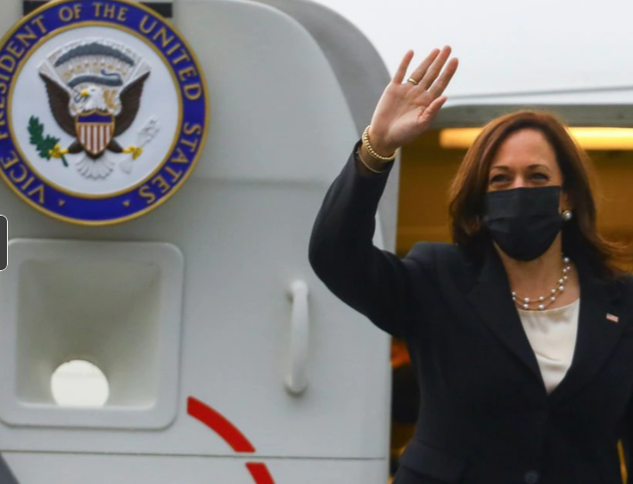 Phó Tổng thống Mỹ Kamala Harris vẫy chào khi lên máy bay tại Mexico ngày 8/6 để trở về Mỹ, kết thúc chuyến công du nước ngoài đầu tiên của bà.