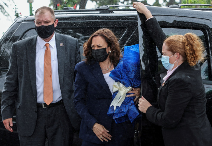 Trời đổ cơn mưa đúng lúc Phó tổng thống Mỹ Kamala Harris đến đặt hoa tưởng niệm Thượng nghị sĩ John McCain tại bức phù điêu bên hồ Trúc Bạch.
