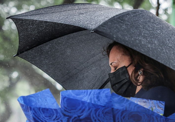 Bà Kamala Harris tưởng niệm Thượng nghị sĩ John McCain.