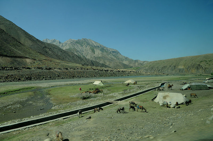 Panjshir nằm biệt lập với phần còn lại của Afghanistan. Để tiến lên thung lũng này, chỉ có con đường độc đạo nhỏ hẹp dọc sông Panjshir, khiến việc phòng thủ trở nên dễ dàng hơn. Ảnh: Wikipedia.