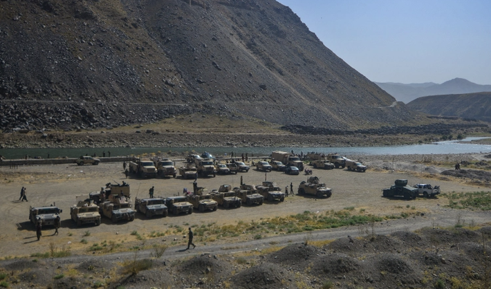 Xe quân sự của lực lượng an ninh Afghanistan trên một con đường ở tỉnh Panjshir ngày 15/8. Ảnh: AJ.