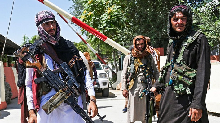 Trong những thập kỷ gần đây, Hibatullah Akhunzada là "thẩm phán tôn giáo" hàng đầu của Taliban, chịu trách nhiệm ban hành hầu hết các quy chế của Taliban và giải quyết các vấn đề tôn giáo giữa các thành viên của Taliban. Ảnh: BBC.