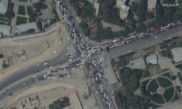 Tắc đường gần sân bay Kabul ở Afghanistan hôm 16/8 khi nhiều người cố tìm cách rời khỏi nước này.