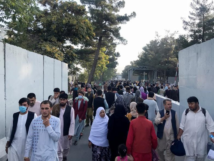 Khu vực cổng vào sân bay quốc tế Hamid Karzai ở Kabul đông đúc ngày 16/8.