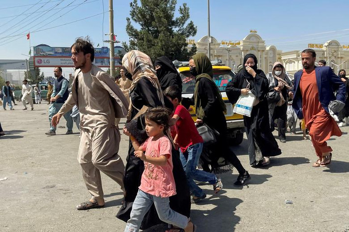 Nhiều người vội tới sân bay Hamid Karzai với hy vọng rời khỏi đất nước.