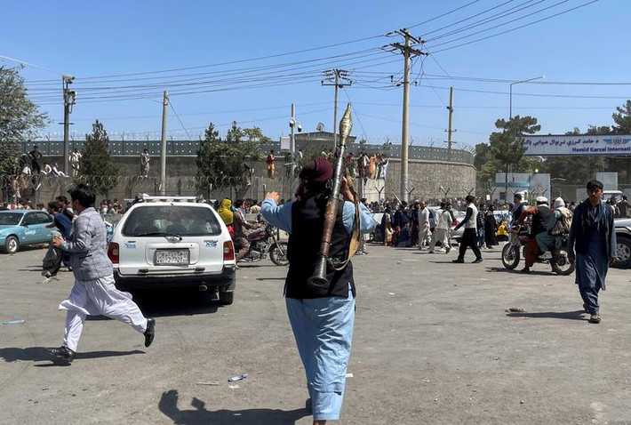 Một thành viên Taliban tuần tra khu vực bên ngoài sân bay Hamid Karzai ở Kabul ngày 16/8.