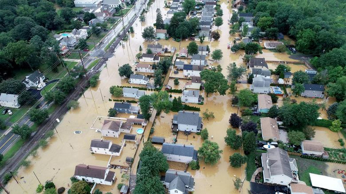 Cảnh ngập lụt tại một khu dân cư ở Helmetta, bang New Jersey, ngày 22/8. Ảnh: Reuters.