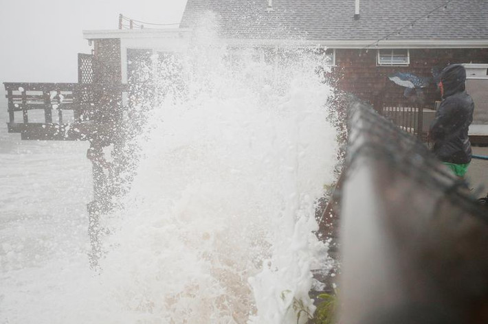 Bang Rhode Island chìm ngập trong mưa lớn và gió mạnh sau khi bão đổ bộ. Ảnh: Reuters.
