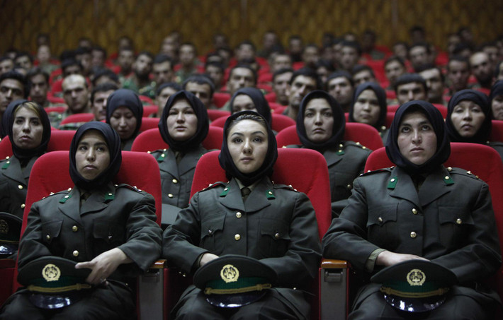 Các nữ sĩ quan mới được đào tạo của Quân đội Quốc gia Afghanistan ngồi ở hàng ghế đầu trong lễ tốt nghiệp tại trung tâm đào tạo của Quân đội Quốc gia Afghanistan ở Kabul ngày 23/9/2010.