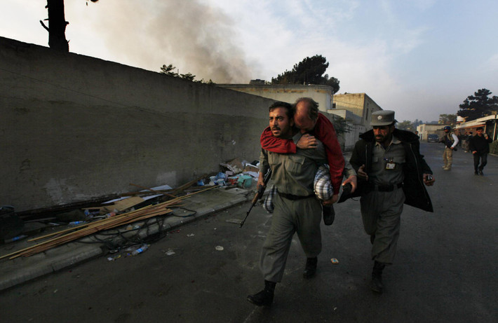 Cảnh sát Afghanistan cõng một công dân Đức sau vụ tấn công ở Kabul ngày 28/10/2009. Các tay súng đã tấn công một nhà khách mà nhân viên Liên Hợp Quốc sử dụng ở thủ đô Kabul.