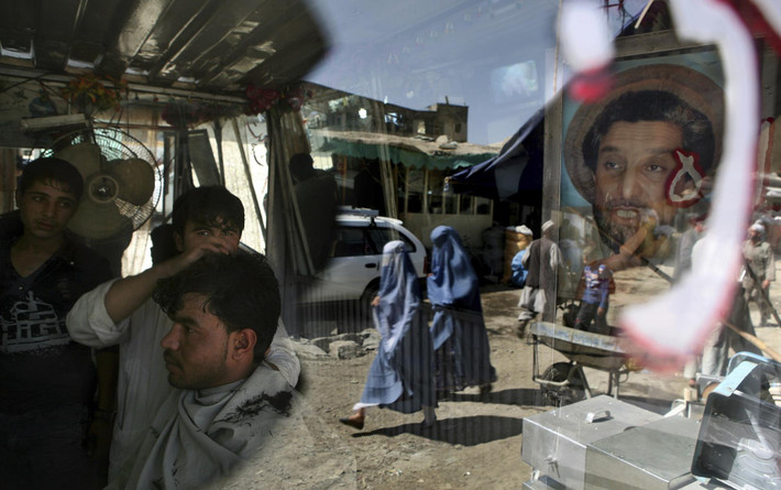 Bên trong một hiệu cắt tóc ở Kabul ngày 29/9/2009.
