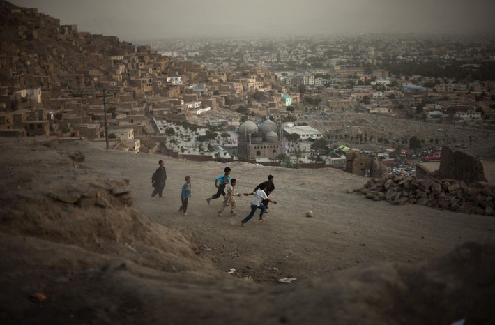 Các em nhỏ Afghanistan chơi đá bóng trên đường phố Kabul ngày 17/7/2009.