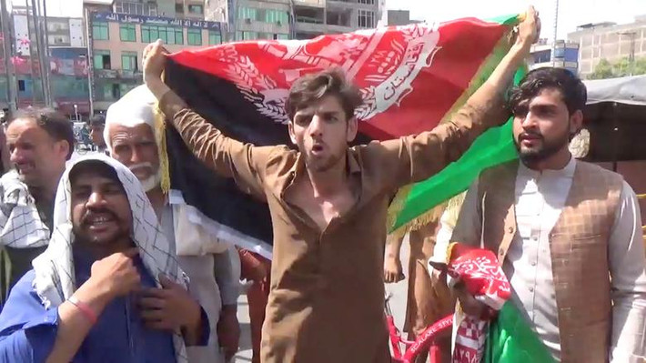Theo các nhân chứng và giới truyền thống, lực lượng Taliban đã nổ súng vào những người biểu tình vẫy cờ ở Jalalabad, khiến 3 người thiệt mạng. Được biết, biểu tình cũng nổ ra ở một quận thuộc tỉnh Paktia.