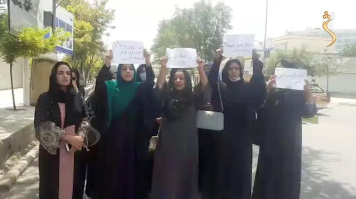 Một nhóm phụ nữ biểu tình trên đường phố ở Kabul, kêu gọi Taliban bảo vệ quyền của họ, ngày 17/8.