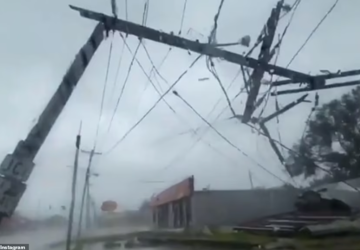 Một cột điện bị gãy đổ ở bang Louisiana hôm 29/8.
