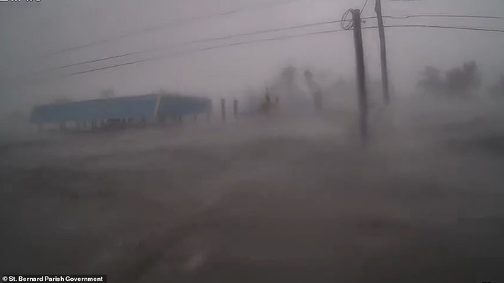 Được biết, hàng chục nghìn người đã tìm cách rời bang Louisiana trước khi bão Ida ập tới.