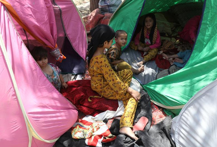 Những người dân Afghanistan chạy loạn dựng tạm lều trại để ở.