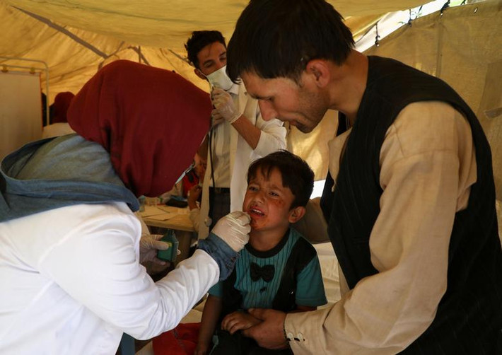 Một bé trai được được chăm sóc y tế tại nơi trú ẩn tạm thời ở thủ đô Kabul ngày 10/8.