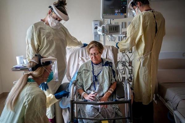 Bà Joan Bronson được điều trị COVID-19 tại Trung tâm y tế Ochsner ở Jefferson Parish, bang Louisiana, ngày 10/8.