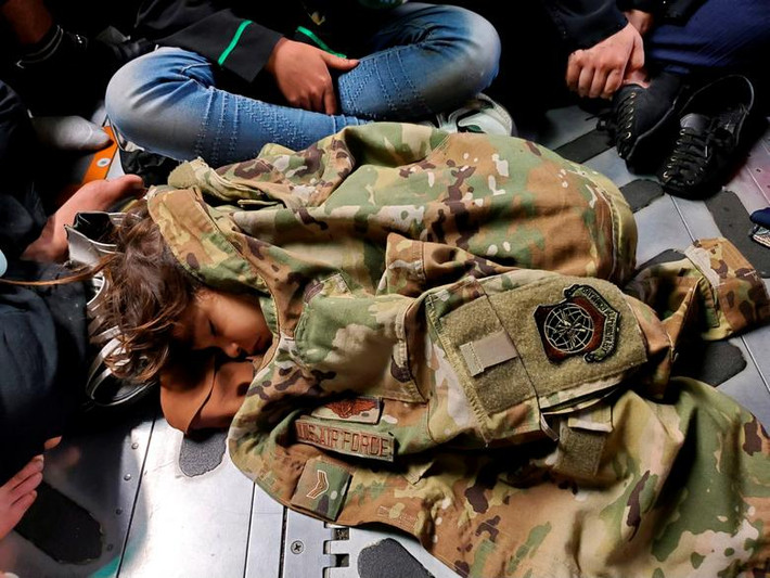 Một em bé Afghanistan nằm ngủ trên máy bay C-17 của Mỹ trong chuyến bay sơ tán khỏi Kabul hôm 18/8.