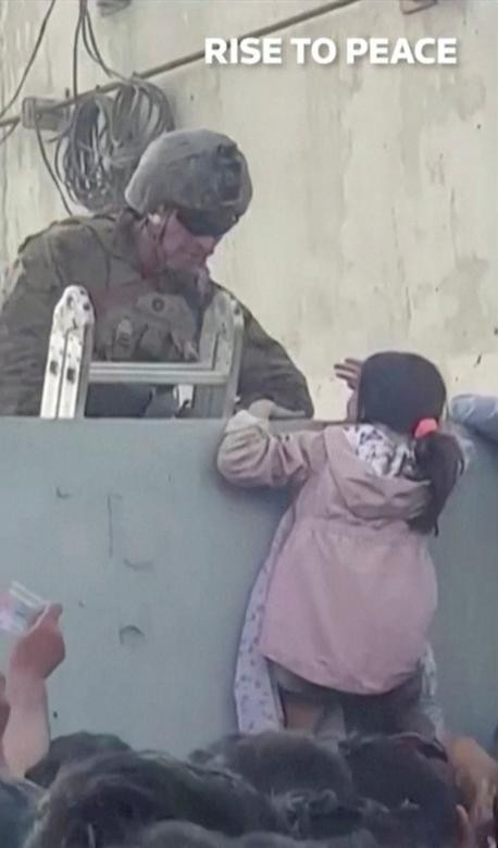 Lo sợ nằm dưới sự kiểm soát của lực lượng Taliban, nhiều người dân ở Afghanistan tìm cách lên máy bay rời khỏi đất nước. Bức ảnh chụp một bé gái cố trèo qua bức tường để vào sân bay Kabul hôm 17/8. (Nguồn ảnh: Reuters)