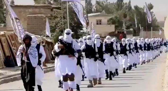 Các chiến binh Taliban diễu hành trên đường phố ở Qalat, tỉnh Zabul, Afghanistan, trong bức ảnh được đăng tải trên truyền thông ngày 19/8.