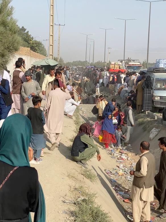 Rất đông người dân ngồi chờ bên ngoài sân bay Kabul ngày 19/8.