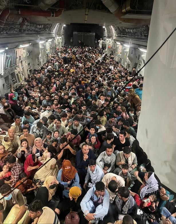 Khoảng 640 người Afghanistan chen chúc nhau trên chuyến bay sơ tán từ Kabul tới Qatar ngày 15/8.
