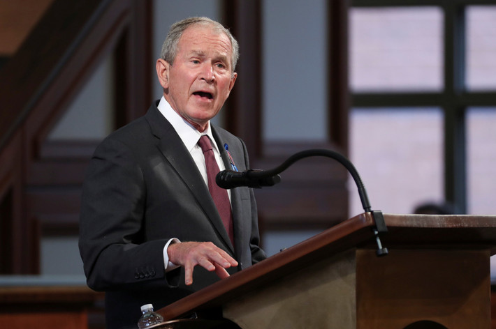 Thống đốc lúc bấy giờ là George W. Bush (ảnh) đã bổ nhiệm ông Abbott vào Tòa án Tối cao Texas; sau đó ông Abbott hai lần được bầu vào tòa án dân sự cao nhất của bang - vào năm 1996 (nhiệm kỳ hai năm) và năm 1998 (nhiệm kỳ 6 năm). Ảnh: Reuters.