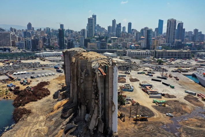 Bức ảnh chụp tại cảng Beirut ngày 2/8/2021. Có thể thấy, những "vết thương" do vụ nổ thảm họa ở Beirut một năm trước để lại vẫn chưa lành. (Nguồn ảnh: Reuters)