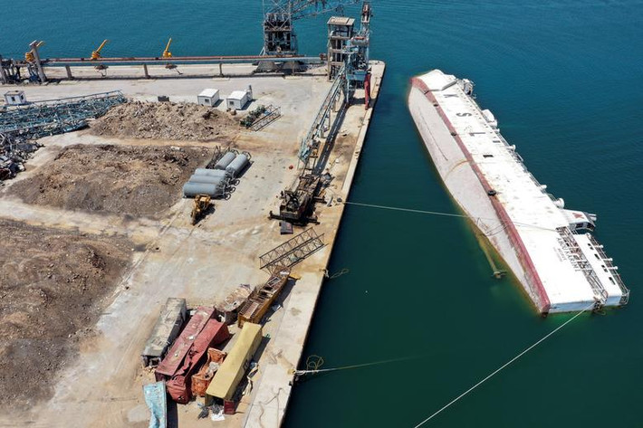 Một con tàu bị lật úp dưới nước ở cảng Beirut trong bức ảnh chụp ngày 2/8/2021.