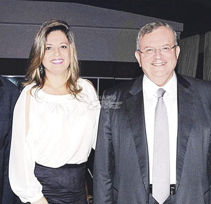 Daily Sun đưa tin ngày 29/8, bà Francoise Souza Oliveira, vợ của cựu Đại sứ Hy Lạp tại Brazil Kyriakos Amiridis, đã bị kết án 31 năm tù vì là chủ mưu sát hại chồng bà ta hồi năm 2016. Ảnh: Vợ chồng Đại sứ Kyriakos. Ảnh: DE.