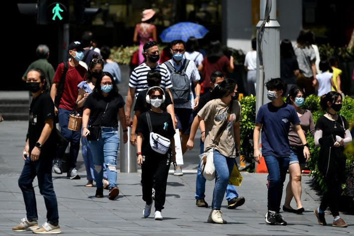 Trong một bài báo đăng trên Straits Times hồi tháng 6/2021, ông Ong và hai bộ trưởng khác đã mô tả cuộc sống trong điều kiện "bình thường mới" ở nước này: "Sự kiện tập trung đông người như đếm ngược đón Giao thừa vẫn được phép và hoạt động của các doanh nghiệp chắc chắn sẽ không bị gián đoạn". Ảnh: ST.